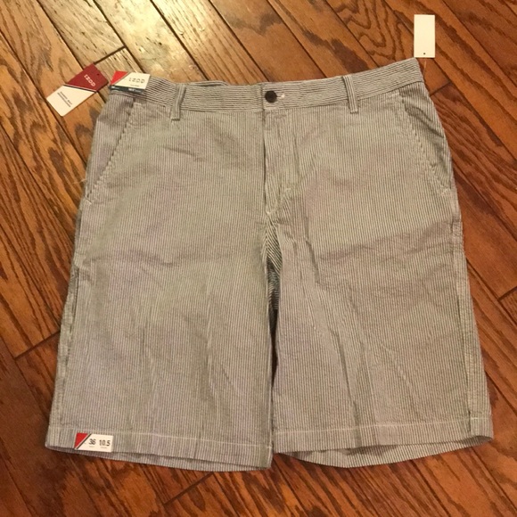 Izod Other - NWT Men’s Izod 36 Waist  Seersucker 10.5 Inseam 😎